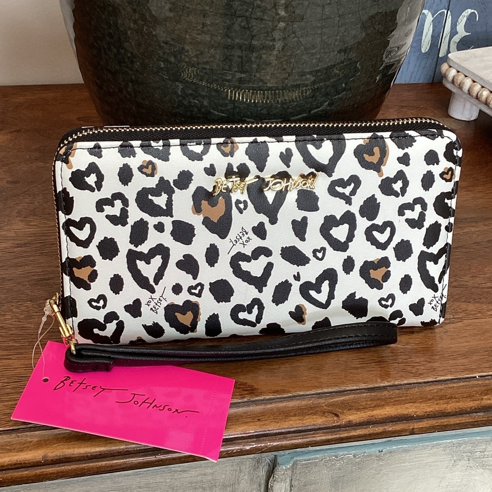 Betsey Johnson white Leopard Heart Print zip around Wallet or wristlet. ❗️NEW❗️